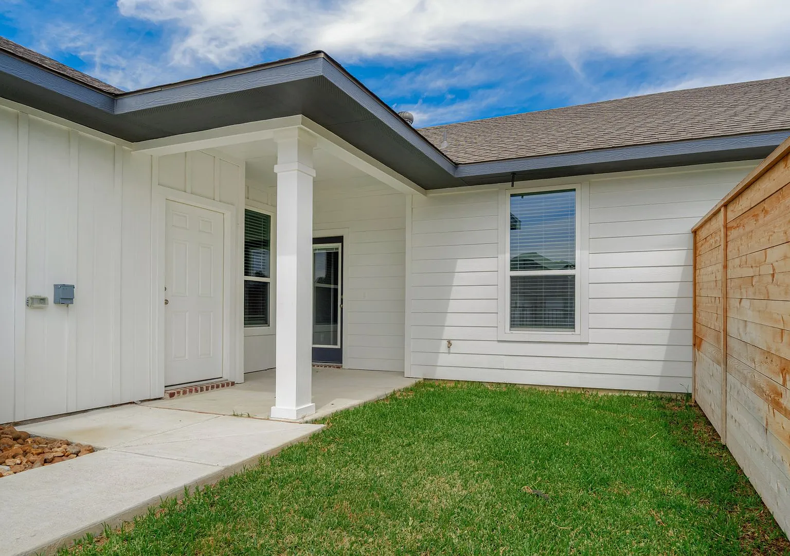 Spacious Townhome Available Now! — Photo 4