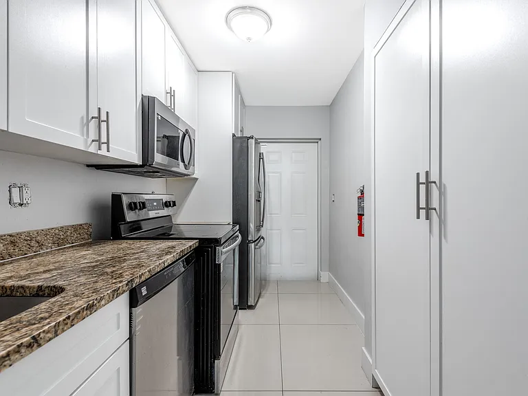 220 Perry Ave #B — Photo 4