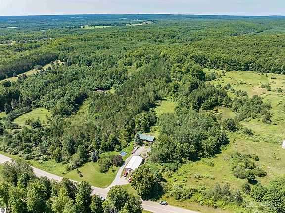 5th image of 4917 Deckerville Rd