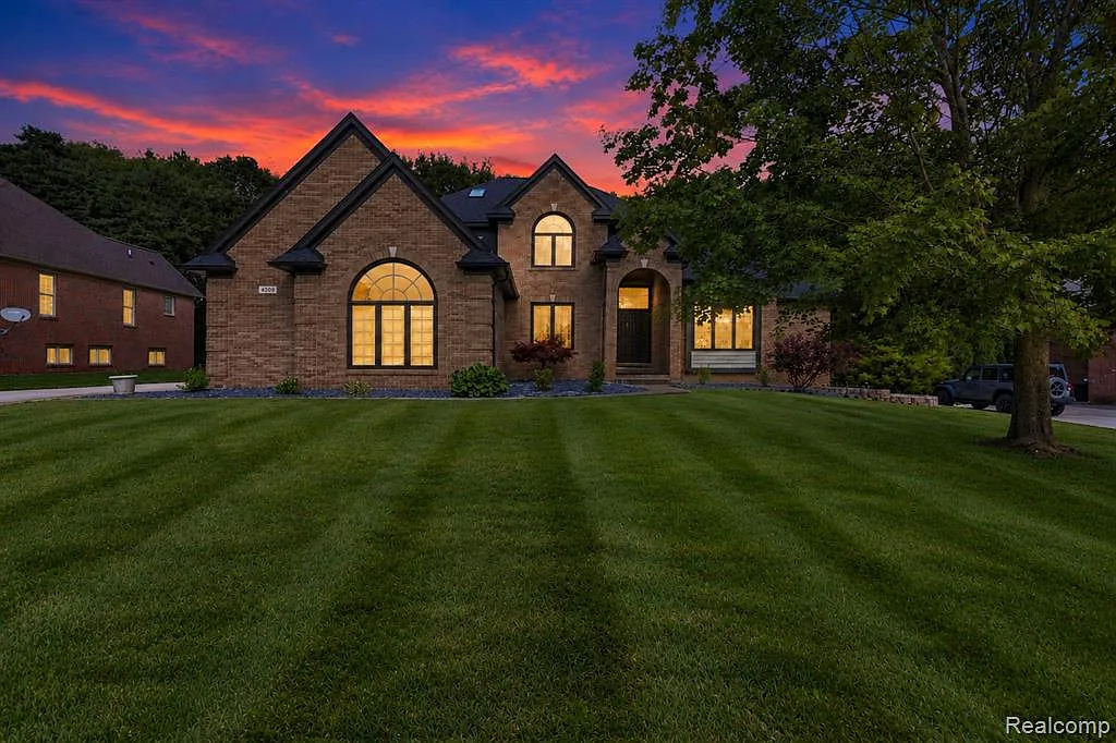 4 bed, 5.0 bath, 5086 sqft, $5,000 — Photo 2