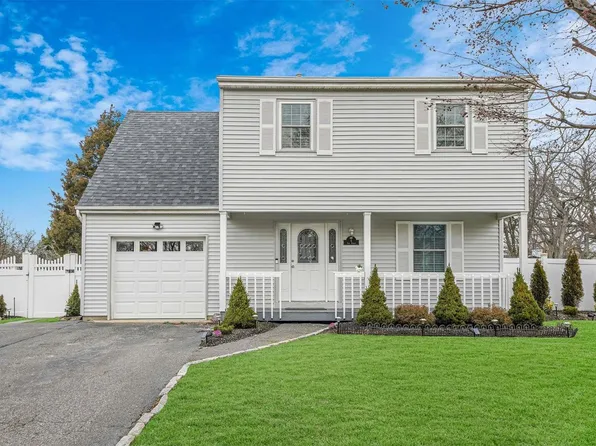 4 Oak Street, Central Islip, NY 11722