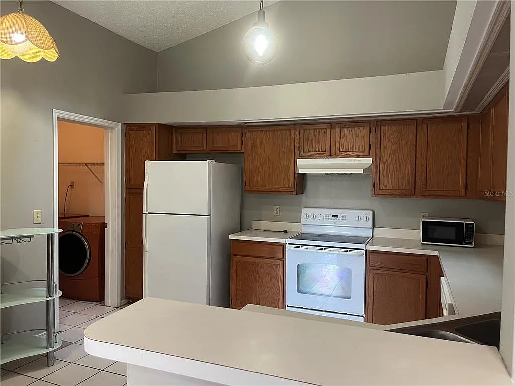 3 bed, 2.0 bath, 1272 sqft, $2,100 — Photo 3