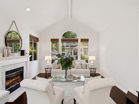 4th image of 305 Woodland Park Ln