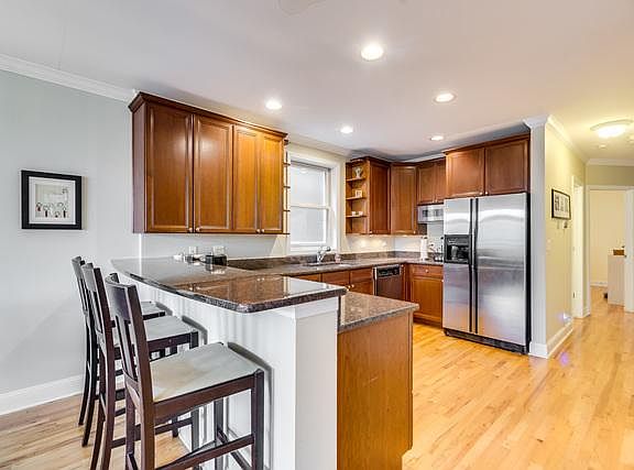 3rd image of 3749 N Wilton Ave APT 04