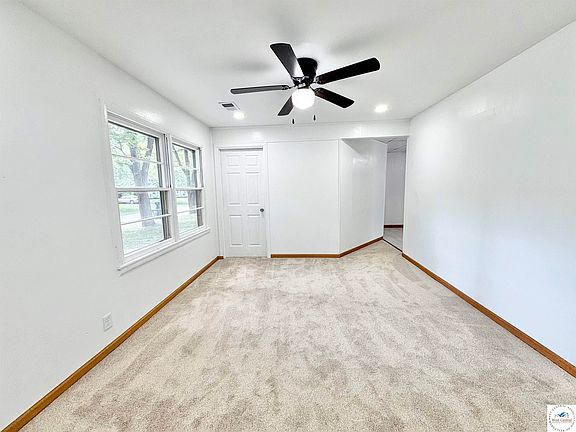 3rd image of 2400 N Woodlawn Dr