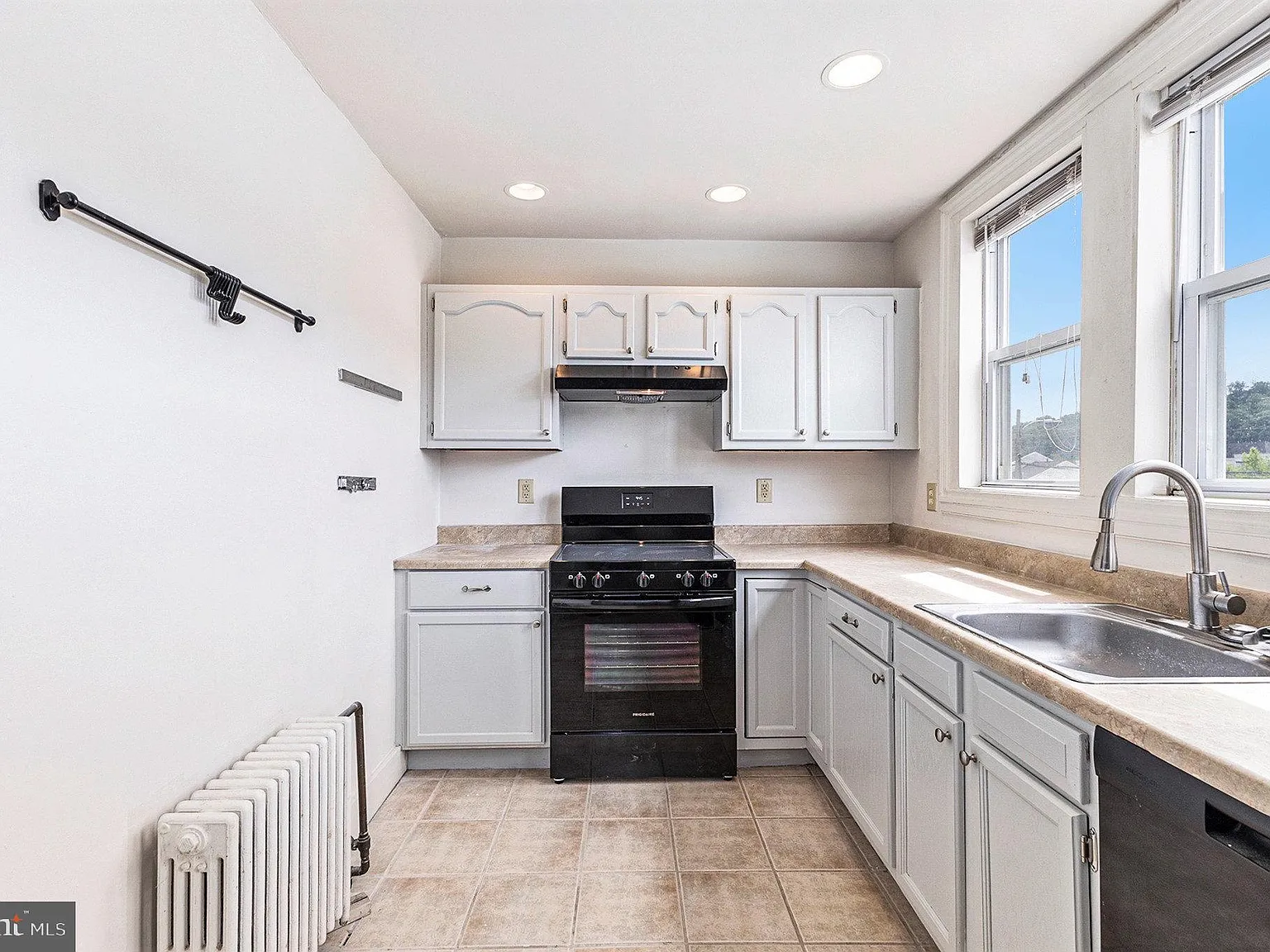 3 bed, 1.0 bath, 1400 sqft, $2,485 — Photo 4