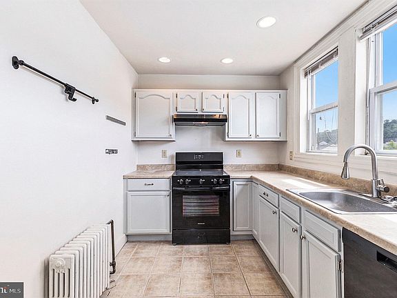 4th image of 309 E Hector St
