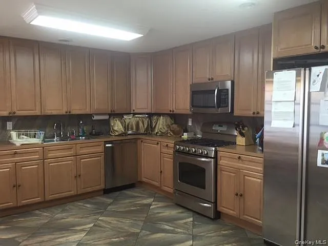 6 bed, 3.0 bath, 2773 sqft, $7,800 — Photo 4