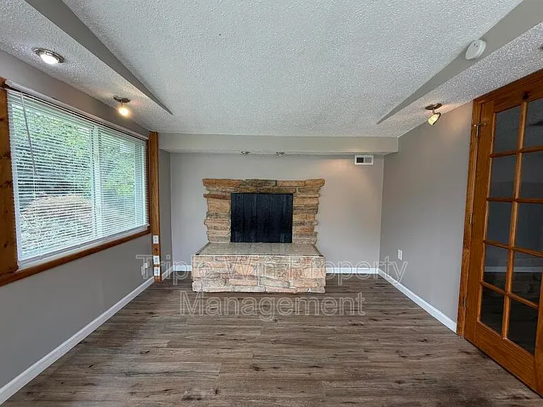 810 Saint Anthony Ln — Photo 26