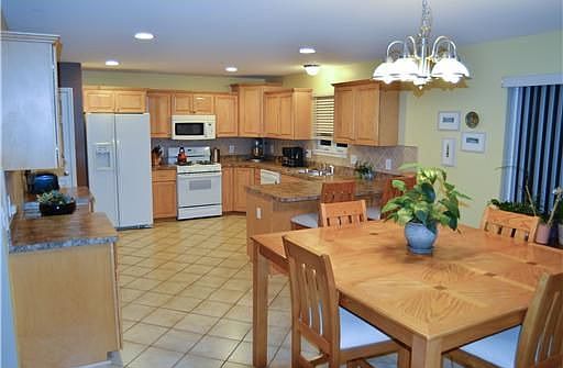 2nd image of 35085 Newport Ct
