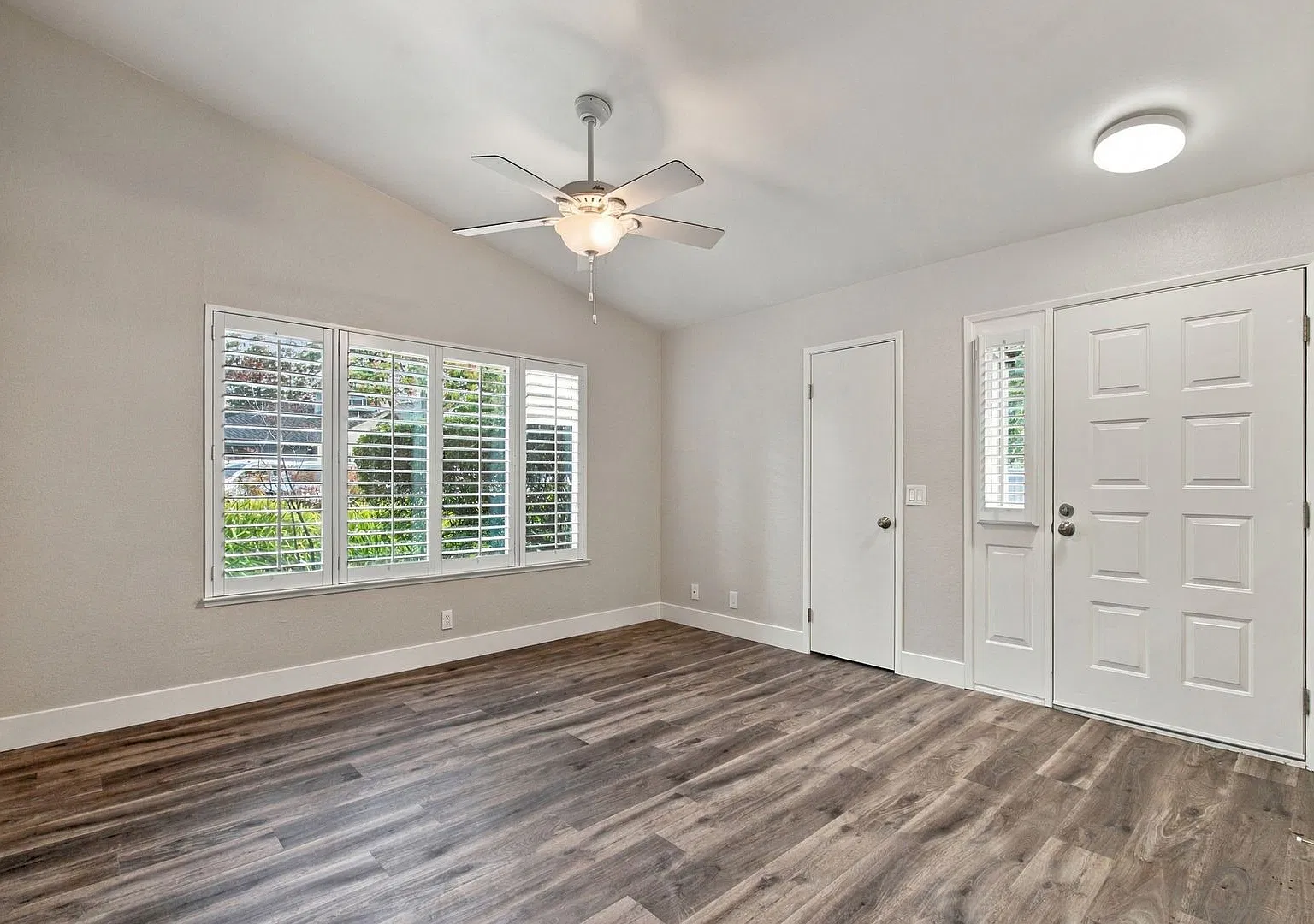Single Level End Unit Napa Condo — Photo 4
