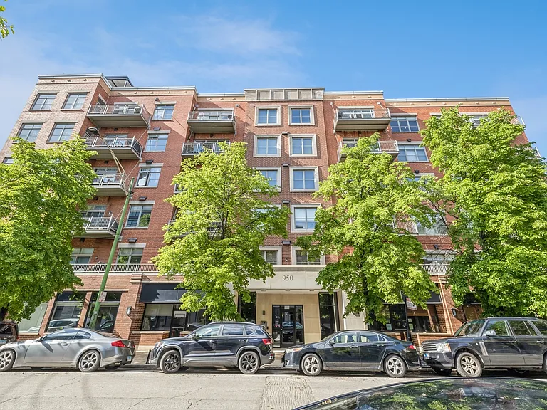 950 W Huron St #402 — Photo 1