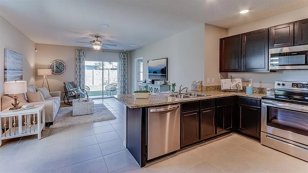 3 bed, 1504 sqft, $4,199 — Photo 3