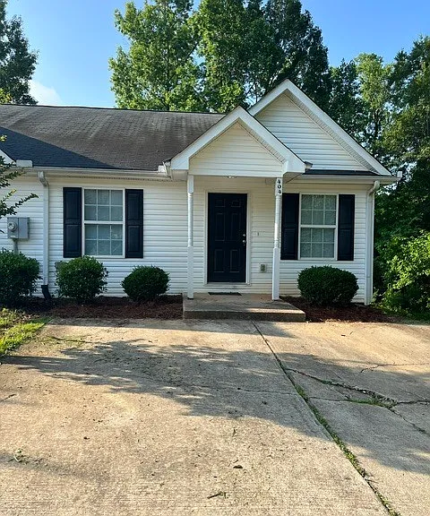 135 Harvest Ct — Photo 1