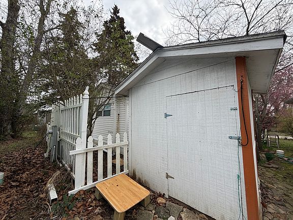 5th image of 185 Monarch Ln
