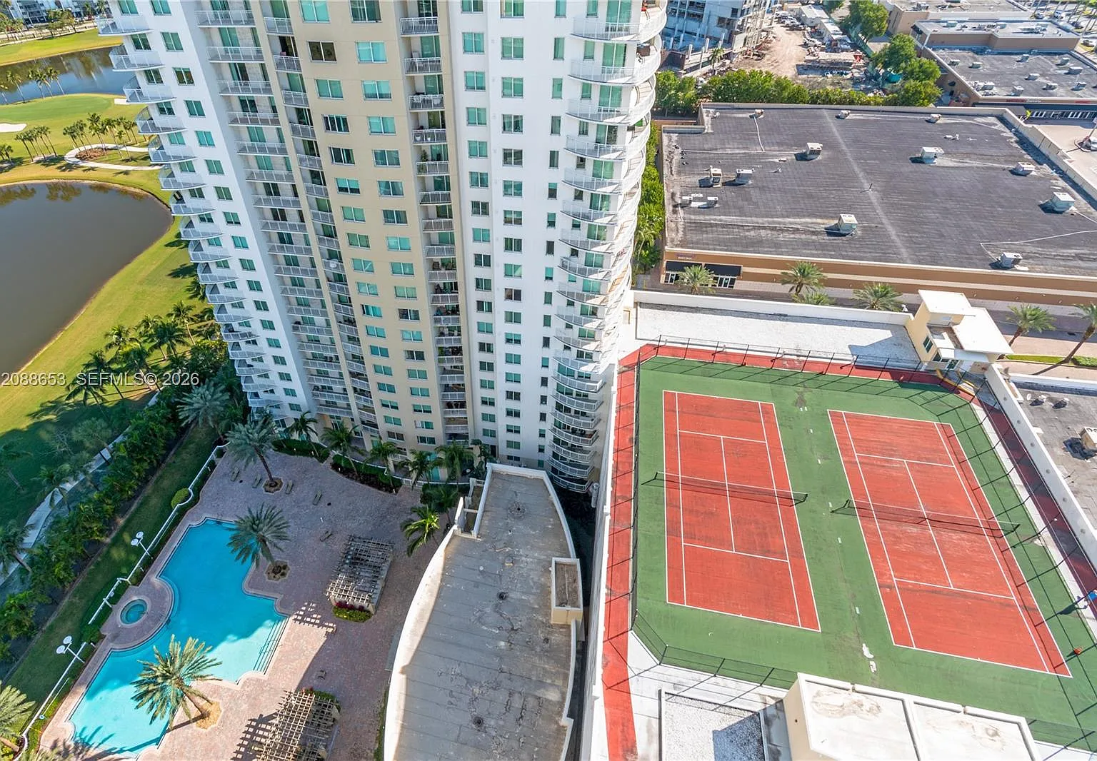 Duo Condominium West — Photo 2