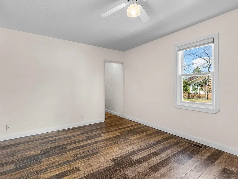 640 NW Delaware Ave — Photo 13
