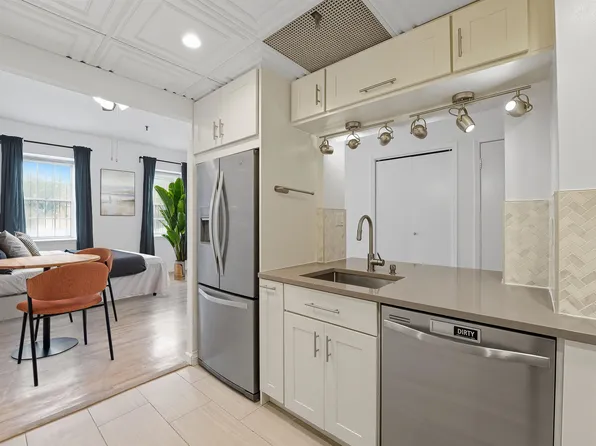 227 Christopher Columbus Drive image 3 of 20