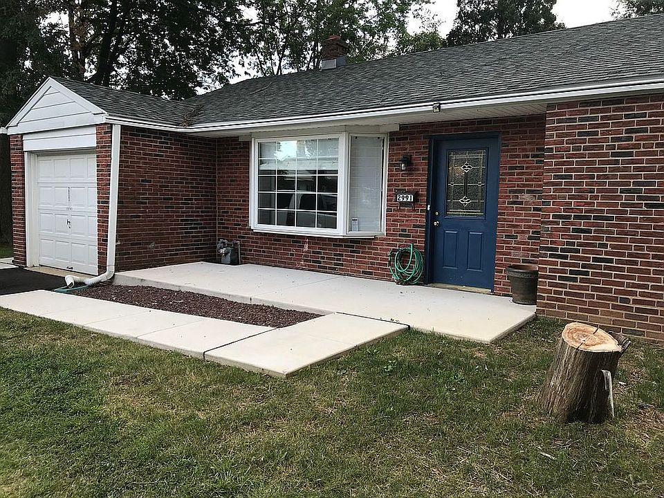 Front view with garage