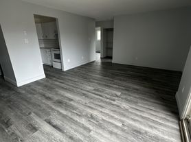 7 Lowndes Ave, Georgina, ON