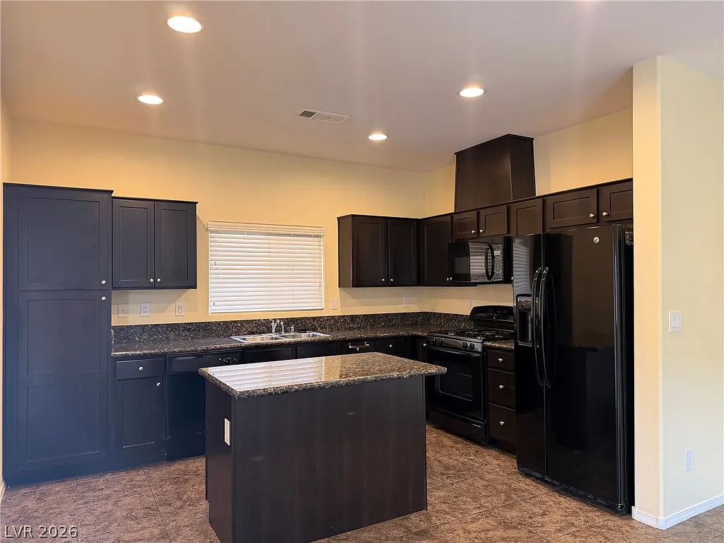 4 bed, 3.0 bath, 1896 sqft, $2,195 — Photo 4