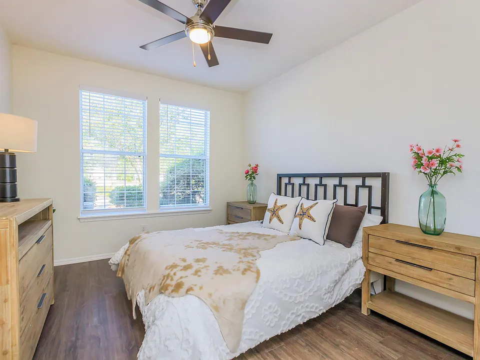 ELEGANT BEDROOM WITH CEILING FAN