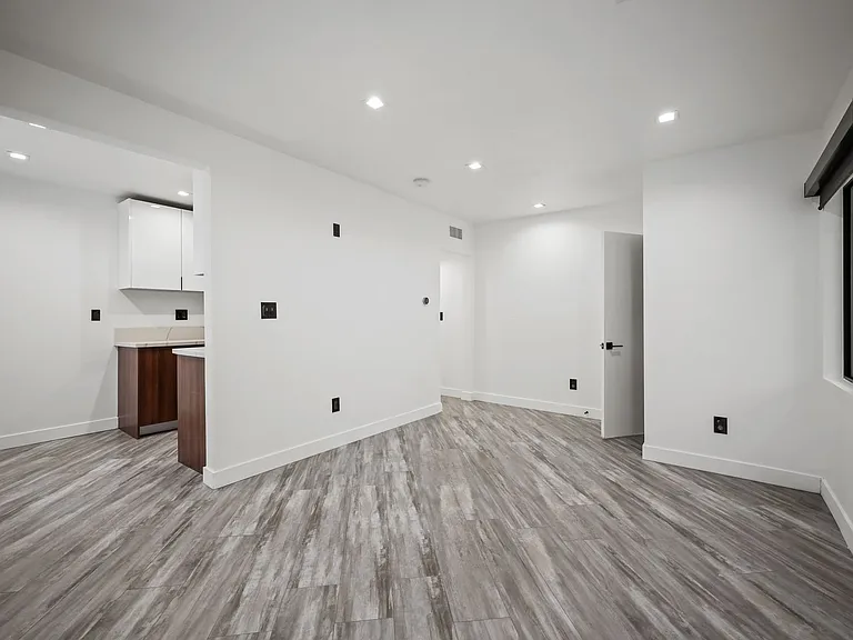 230 S Carondelet St — Photo 28
