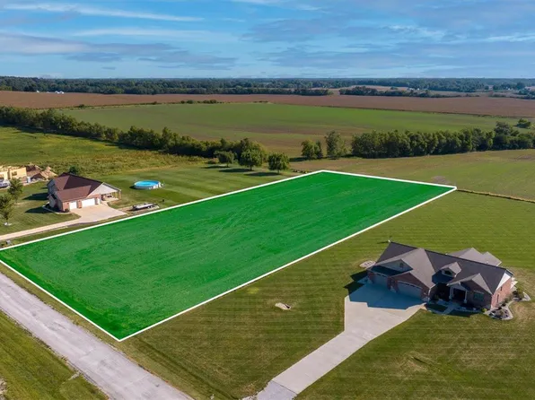 1040 Buckeye Xing, Highland, IL 62249