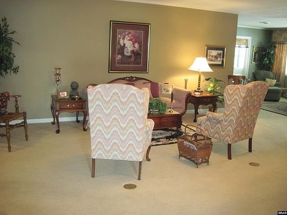 3rd image of 1369 Williamsburg Dr