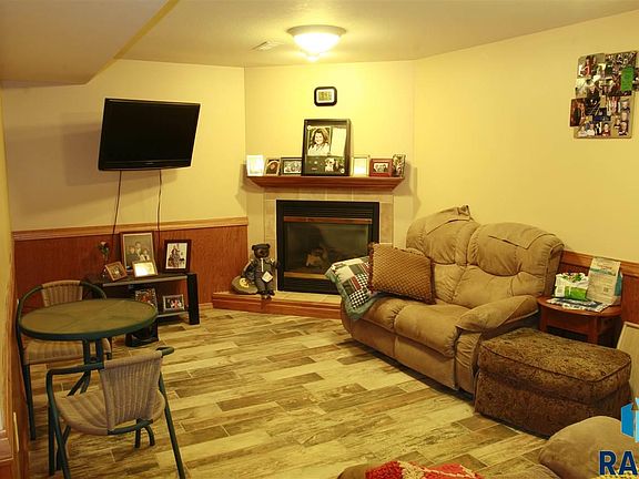 5th image of 213 E Glenwood St
