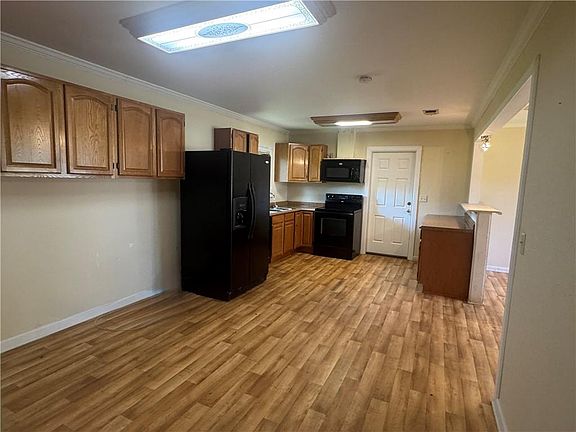 5th image of 322 E School St