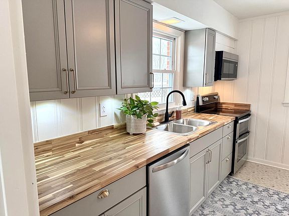 3rd image of 110 Tulip Dr
