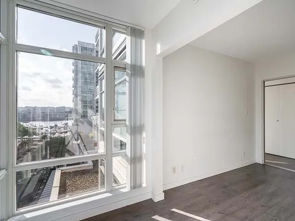 198 Aquarius Mews #605, Vancouver, BC V6Z 2Y4