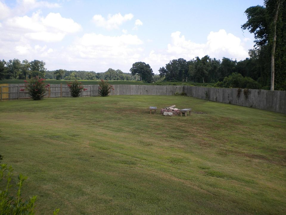 Large Fenced Yard