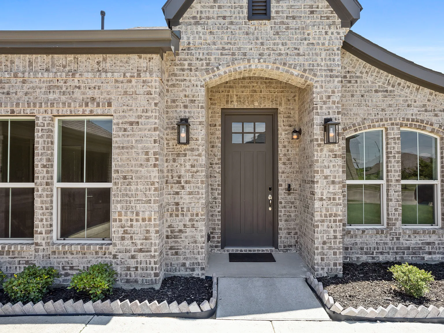 4 bed, 2257 sqft, $5,500 — Photo 2