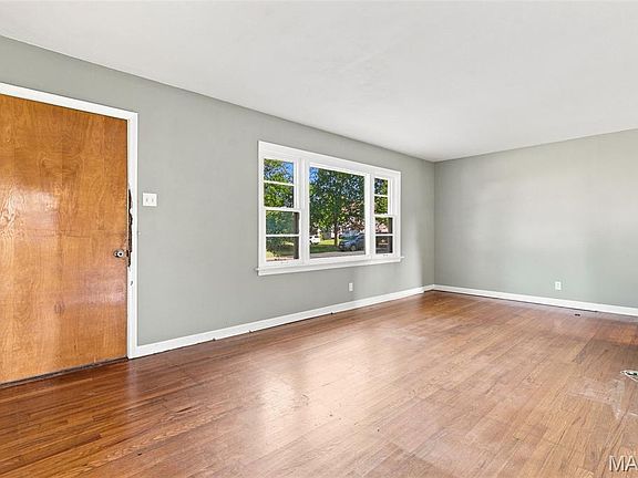 3rd image of 928 Poinsetta Ln
