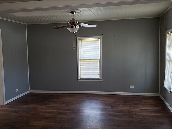 4th image of 105 E Market St