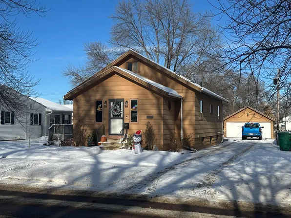 808 E 7th Ave, Mitchell, SD 57301