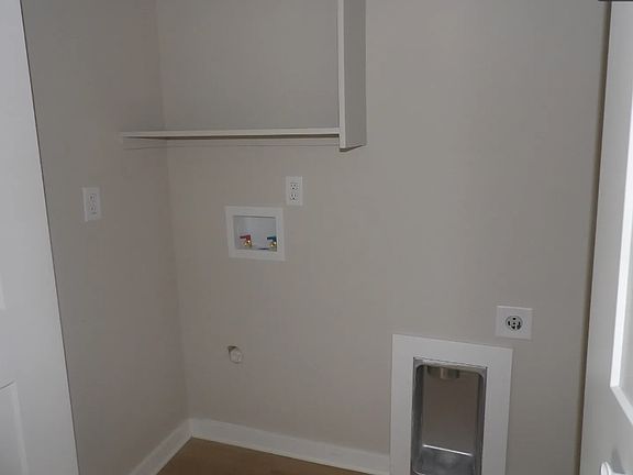 2nd image of 903 Fox Ridge St