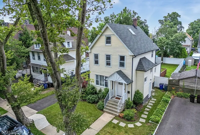 109 Christie St photo 1