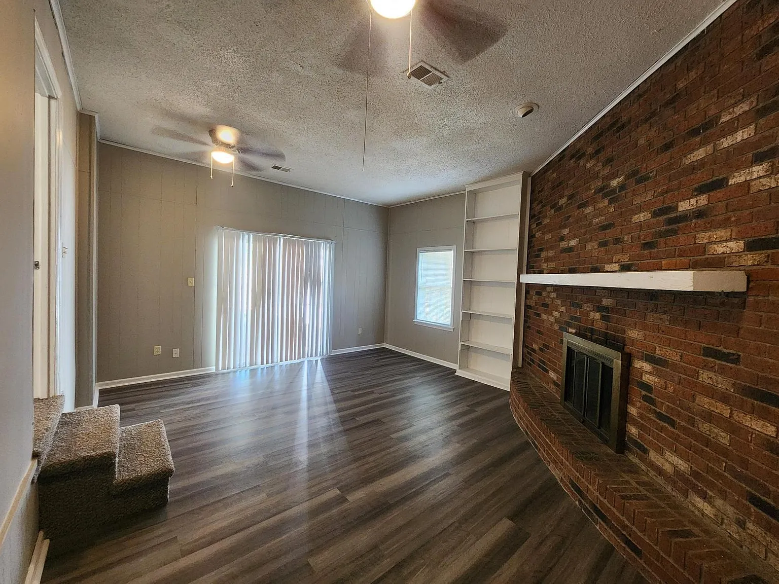 3 bed, 1.0 bath, 1328 sqft, $1,325 — Photo 2