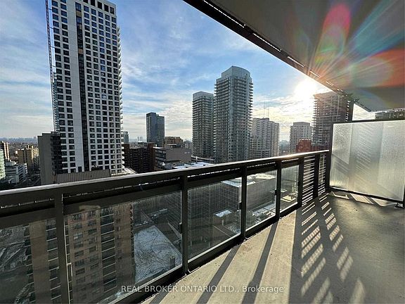 3rd image of 39 Roehampton Ave #1401