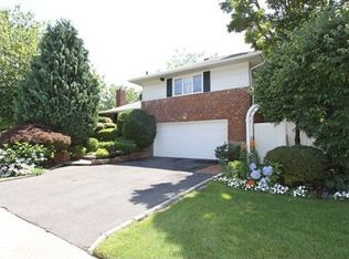 5 Stuart Dr, Syosset, NY 11791