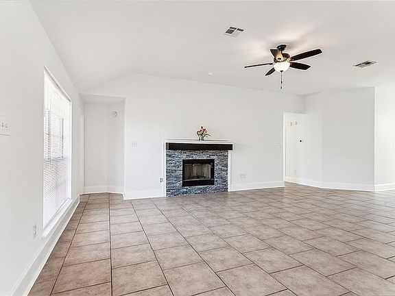 4th image of 85 Moss Dr