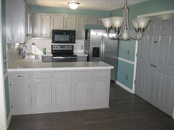 4th image of 379 Huntington Dr