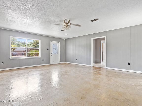 4th image of 15433 Parkwood Dr N
