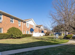 460 Old Town Rd APT 4H, Port Jefferson Station, NY 11776