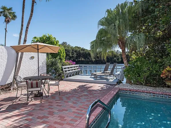 654 Bridgeway Ln, Naples, FL 34108
