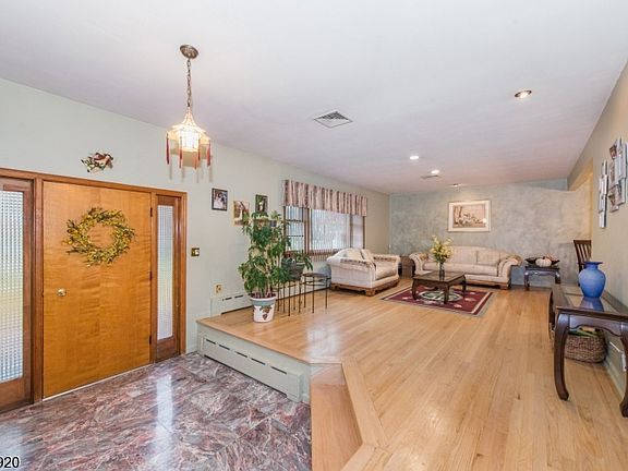 4th image of 90 Konner Ave