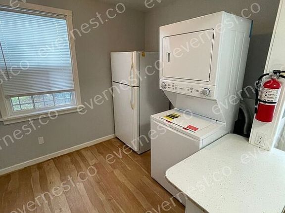 4th image of 3510 Rosewood Ave